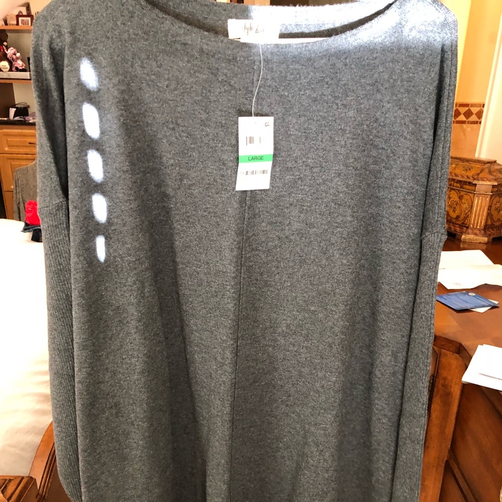 Mid sleeve gray sweater